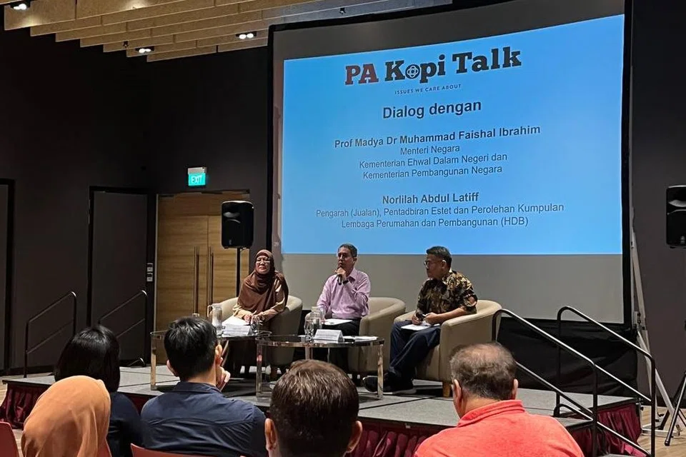 BERI JAMINAN: Menteri Negara (Pembangunan Negara merangkap Ehwal Dalam Negeri), Profesor Madya Dr Muhammad Faishal Ibrahim (tengah), memberi jaminan bahawa sokongan akan disalurkan kepada setiap rakyat Singapura pada sesi dialog pasca-Rapat Hari Kebangsaan (NDR) 2023 yang diadakan di Wisma Geylang Serai (WGS) pada Selasa. Bersama beliau di pentas ialah Cik Norlilah Abdul Latiff, Pengarah (Jualan), Pentadbiran Estet dan Perolehan Kumpulan HDB (kiri) dan Encik Djohan Abdul Rahman, sukarelawan Akar Umbi Nee Soon Central.