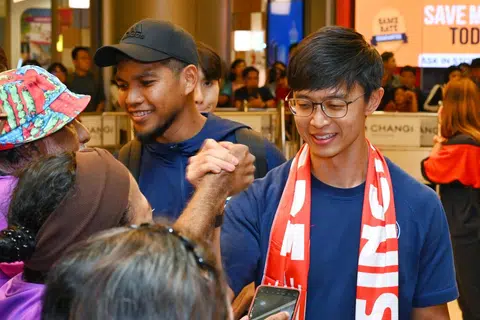 Ketua Jurulatih Singa, Gavin Lee (kanan), berharap anak didik beliau dapat menyerap semua pengalaman meraikan bersama penyokong dan menjadikannya pengalaman yang lebih besar lagi pada waktu yang lain.