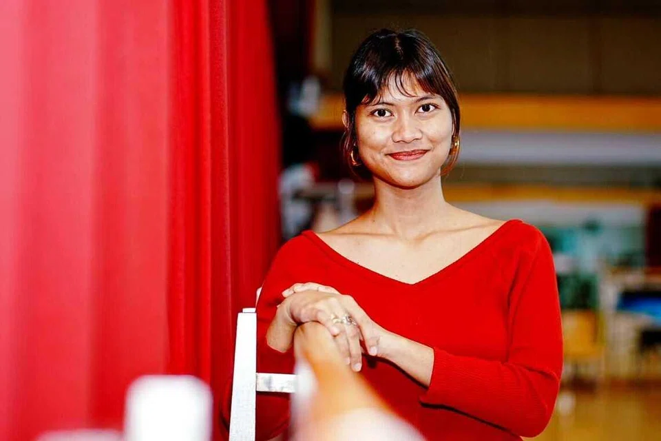 Haziqah Hashir, mengakui gementar apabila digandingkan dengan barisan pelakon teater berpengalaman, namun, beliau menghadapinya dengan penuh kematangan, berlandaskan nasihat ibunya, Siti Hajar Gani, agar tidak mudah berasa rendah diri.