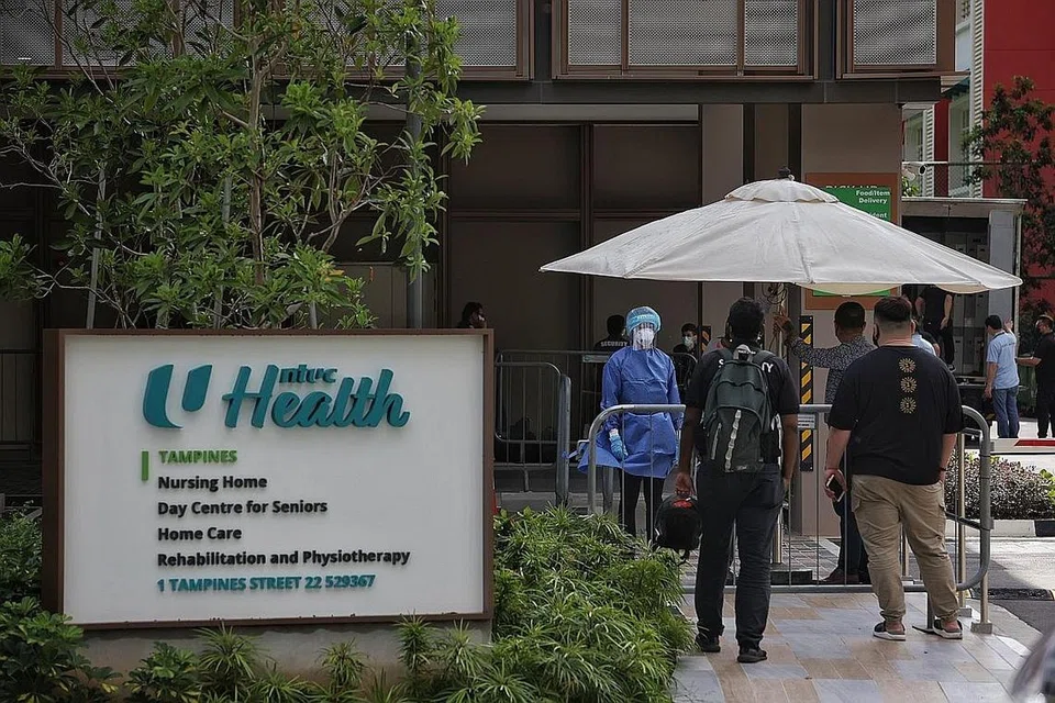 KHAS UNTUK WARGA EMAS: Kakitangan dalam peralatan perlindungan peribadi di tempat masuk Rumah Rawatan Kesihatan NTUC (Tampines), yang dibuka kepada warga emas yang dijangkiti Covid-19 pada 23 September lalu sebagai usaha meningkatkan tahap khidmat rawatan untuk masyarakat. - Foto BH oleh KEVIN LIM