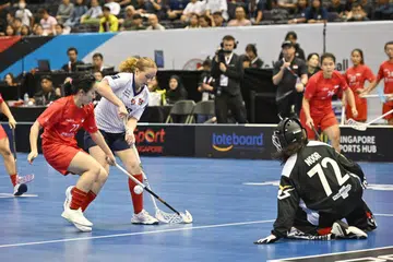 BERGELUT: Singapura (jersi merah) tewas 13-1 kepada Norway (jersi putih) dalam perlawanan penentu tempat ke-11 dalam Kejohanan Dunia Floorball Dunia 2023 di Stadium Tertutup Singapura pada 9 Disember.