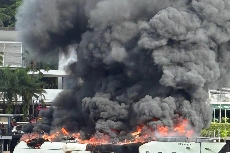 Sebuah kapal layar mewah terbakar dan dengan pantas marak dijilat api di ONE°15 Marina Club, Sentosa Cove, pada pagi 7 Jun.