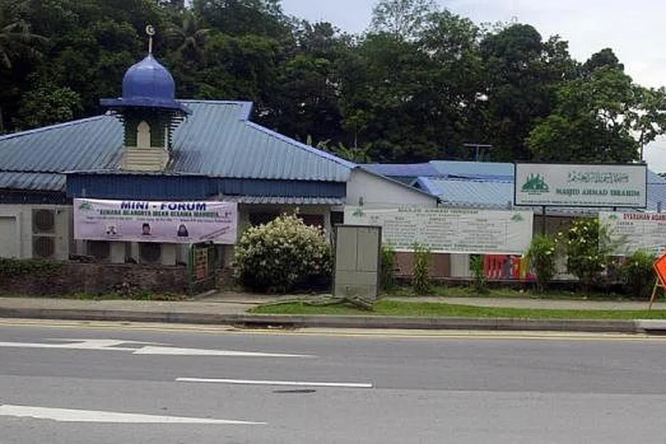 DAPAT PAJAKAN LEBIH LAMA: Pengurusan Masjid Ahmad Ibrahim (atas), Masjid Tentera Di Raja dan Masjid Petempatan Melayu Sembawang kini boleh membuat perancangan mempertingkat masjid dan menyediakan kemudahan lebih baik kepada jemaah. - Foto-foto fail