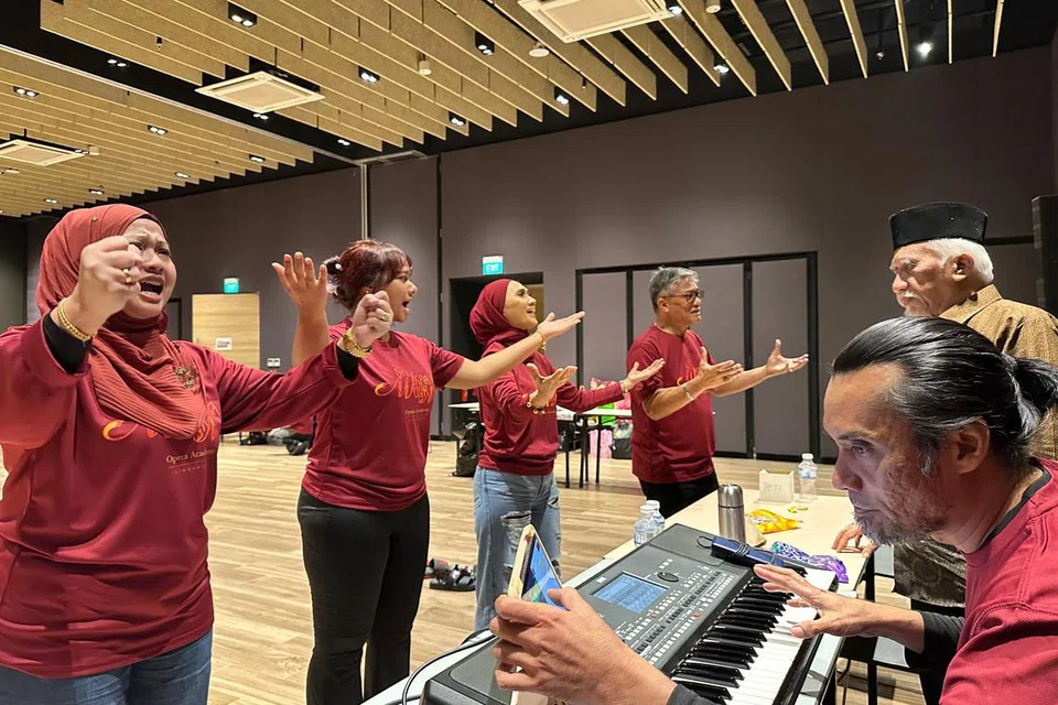 Pengarah ‘Sri Wikrama Wira’, Nadiputra (kanan, belakang), menegaskan pentingnya pelakon menghayati dan menyesuaikan emosi mereka selari dengan lagu-lagu ciptaan pengarah muzik, Dzul Rabull (kanan, depan).