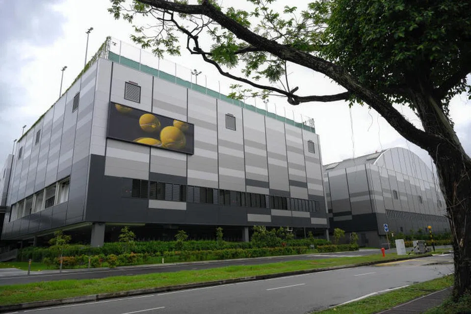 Hab Tenis Kallang, setinggi empat tingkat dan sebesar 24,514 meter persegi, adalah kemudahan tenis tertutup yang sedia menganjurkan pertandingan antarabangsa pertama Singapura.