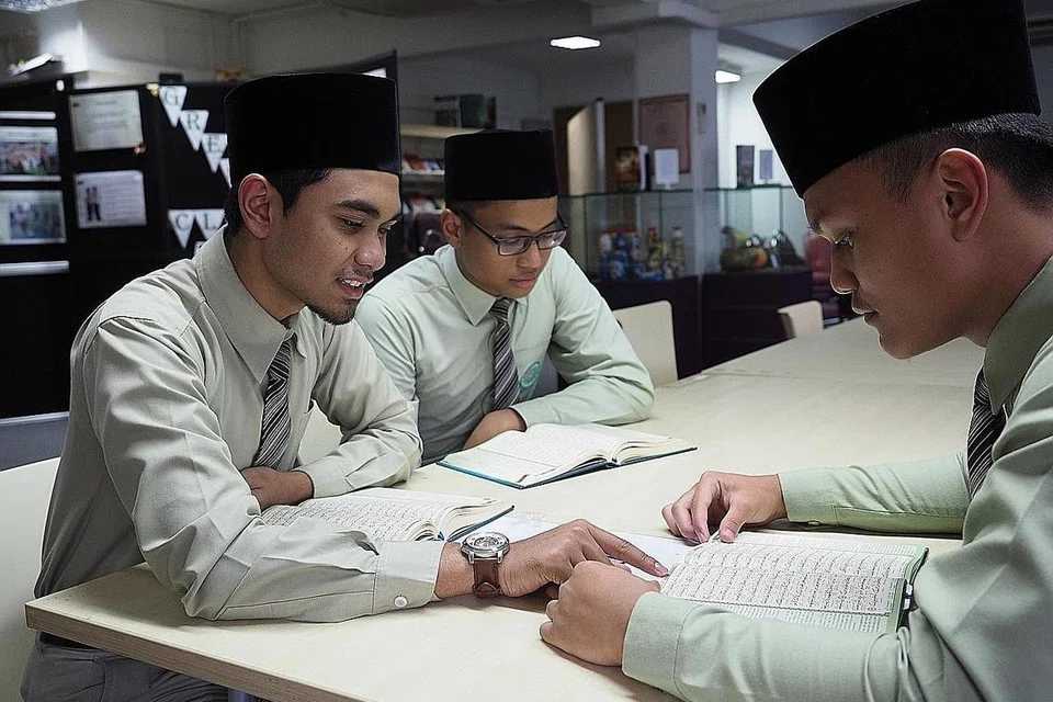 AL-QURAN SUMBER ILMU: Al-Quran adalah mukjizat terbesar yang dikurniakan Allah swt kepada Rasulullah saw untuk menjadi ikutan kepada umat Islam dan yang telah merubah peradaban umat manusia daripada kesesatan menuju kebenaran dan kebahagiaan dunia serta akhirat. Ia mengarahkan manusia supaya membaca atau belajar dan mencari ilmu untuk mendekatkan diri kepada Tuhan dan demi kesejahteraan hidup. - Foto fail