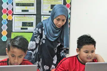 PUPUK BERDIKARI: Cik Fauziah berpendapat bahawa platform Ruang Pembelajaran Pelajar Singapura (SLS) boleh menjadikan muridnya lebih berdikari. - Foto SEKOLAH RENDAH FENGSHAN