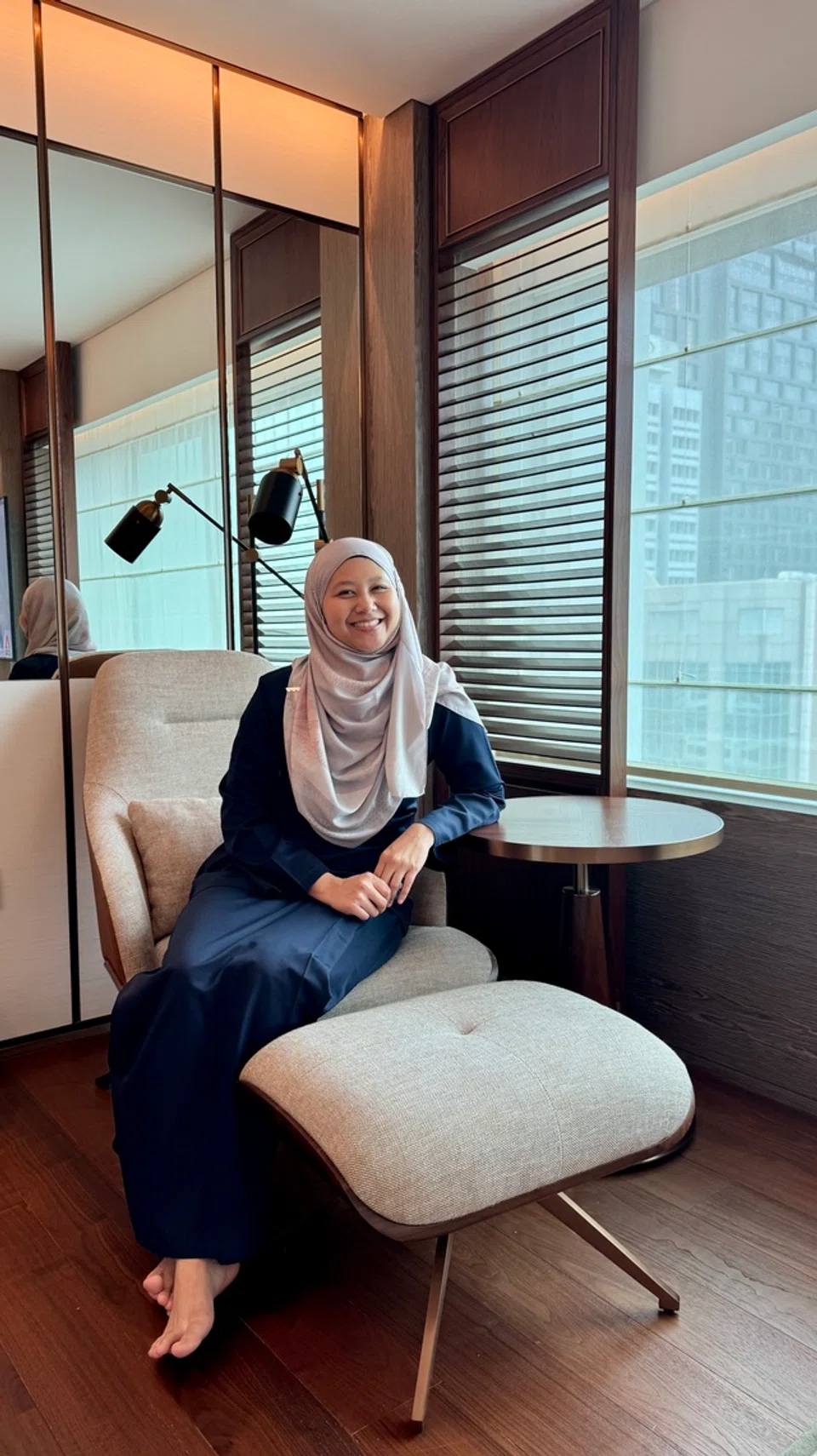 Sudut bilik Deluxe dengan katil King di Hotel Grand Hyatt Singapore sesuai untuk tetamu membaca buku atau menghabiskan tugasan kerja.