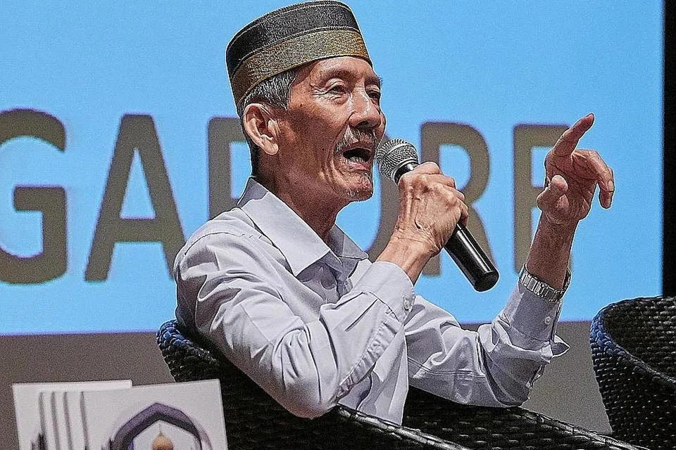 PERTAHAN BAHASA, LESTARI BUDAYA: Naib Presiden Persatuan Melayu Bugis Singapura (PMBS), Encik Ibrahim Ariff, mengusulkan perlunya usaha sepadu semua pihak untuk mempertahan dan melestarikan bahasa dialek etnik Melayu demi generasi masa depan. - Foto TWM