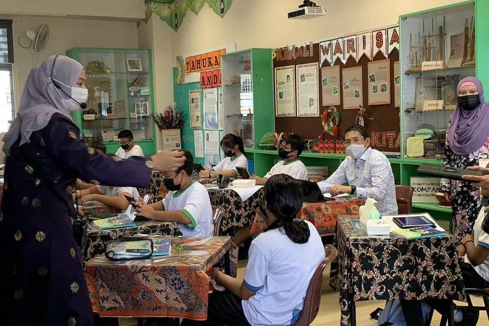 SERTAI KELAS BAHASA MELAYU: Dr Mohd Maliki Osman (duduk, dua dari kanan) menyertai kelas Bahasa Melayu yang dijalankan di Sekolah Rendah Westwood menggunakan buku Siri Nabil Nabilah. 