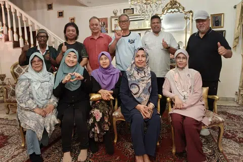 PENGGERAK PERJUMPAAN: Jawatankuasa perjumpaan semula bekas murid dan guru Sekolah Melayu Serangoon, yang termasuk penasihat yang juga bekas guru sekolah itu, Cik Jamilah Bee Mohd Ghani (duduk dua dari kanan) dan pengerusi jawatankuasa itu, bekas murid Encik Ab Rahim Packer Mohd (berdiri dua dari kanan).
