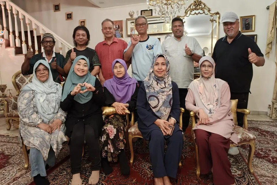 PENGGERAK PERJUMPAAN: Jawatankuasa perjumpaan semula bekas murid dan guru Sekolah Melayu Serangoon, yang termasuk penasihat yang juga bekas guru sekolah itu, Cik Jamilah Bee Mohd Ghani (duduk dua dari kanan) dan pengerusi jawatankuasa itu, bekas murid Encik Ab Rahim Packer Mohd (berdiri dua dari kanan).
