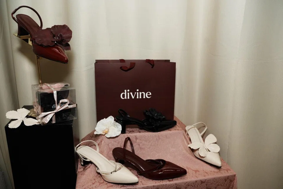 Koleksi baru pada 2025 yang mendapat ramai perhatian pelanggan baru kerana reka bentuknya yang anggun dan cantik. Kasut itu juga boleh ditambah aksesori. Koleksi kasut dalam gambar berharga $68 termasuk aksesori.