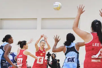 TERLALU GAGAH: Pasukan bola jaring Fiji (jersi biru) terbukti terlalu kuat bagi Singapura (jersi merah) selepas pasukan negara tewas dalamketiga-tiga pertemuan antara mereka dalam perlawanan ujian. - Foto BH oleh ALPHONSUS CHERN