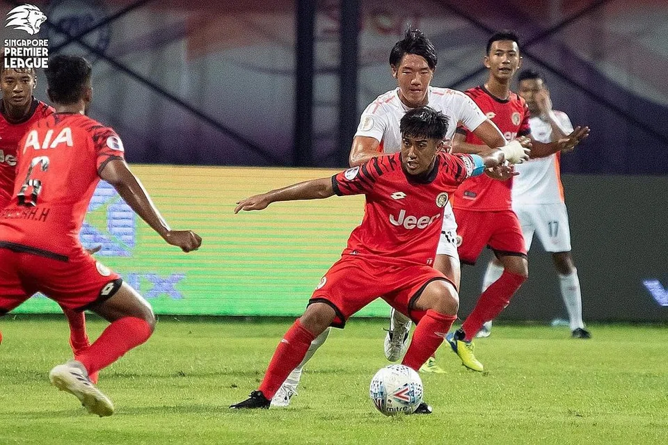 TIDAK MUDAH PUTUS ASA: Walaupun telah mengalami kecederaan ACL buat kali kedua musim lalu, Raihan (depan) tidak mahu kecederaan itu menghambat persembahannya musim ini. - Foto FACEBOOK, AIA SINGAPORE PREMIER LEAGUE