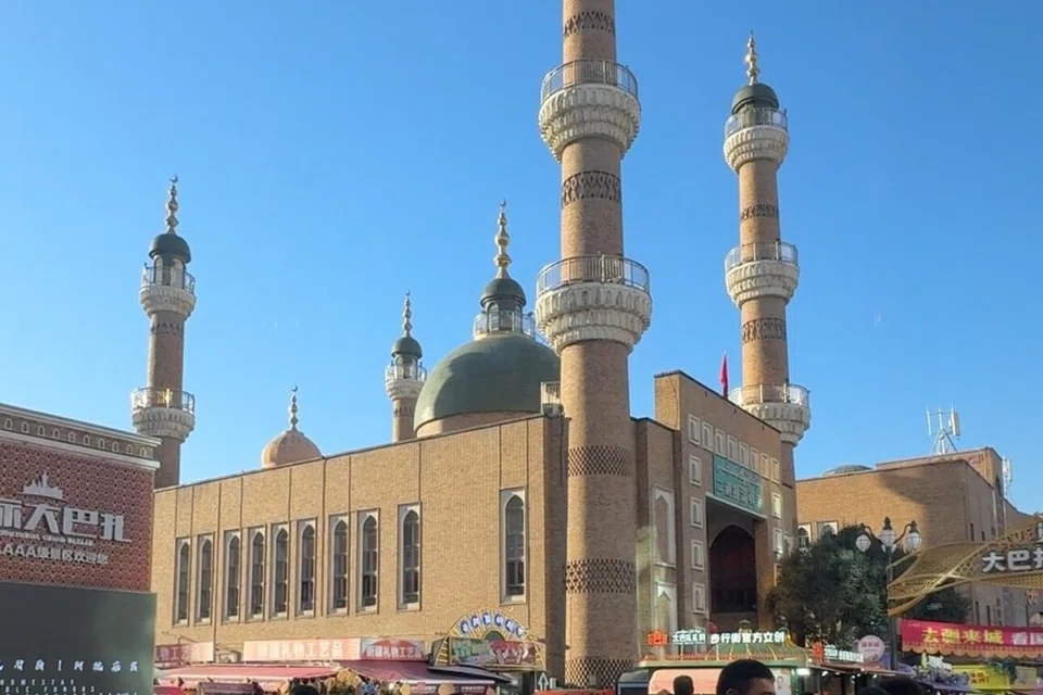 Urumqi International Grand Bazaar, dengan seni bina berinspirasikan Timur Tengah, dipenuhi dengan deretan kedai yang menjual kraf tangan, perhiasan, permaidani dan makanan seperti pastri dan buah-buahan kering.