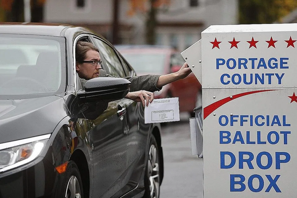 MUDAH: Kebanyakan pengundi memilih menunaikan tanggungjawab mereka melalui undi pos kerana bimbang dengan ancaman pandemik Covid-19 yang semakin meningkat. - Foto EPA-EFE