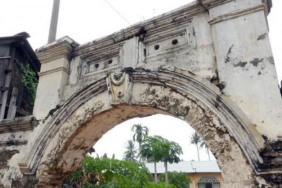 ZAMAN SILAM: Pintu Gerbang kota silam kurun ke-18 memperlihatkan arch di mana tulisan kawi ayat-ayat Al-Quran telah dipahat dan dibuang oleh penjajah asing. - Foto-foto ABDUL JALIL MARZUKI