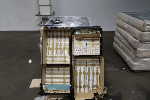 DIRAMPAS: Pegawai kastam menemui 2,040 karton rokok tidak dibayar cukai dan dibungkus dalam kotak coklat serta 3,004 karton rokok disembunyikan di dalam katil sofa.