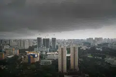 Langit gelap di Toa Payoh pada petang Khamis (27 Okt). Hujan dijangka berterusan hingga akhir bulan ini, dengan lebih banyak hujan sebelum subuh dan pada pagi, 
