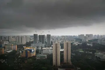 Langit gelap di Toa Payoh pada petang Khamis (27 Okt). Hujan dijangka berterusan hingga akhir bulan ini, dengan lebih banyak hujan sebelum subuh dan pada pagi, 