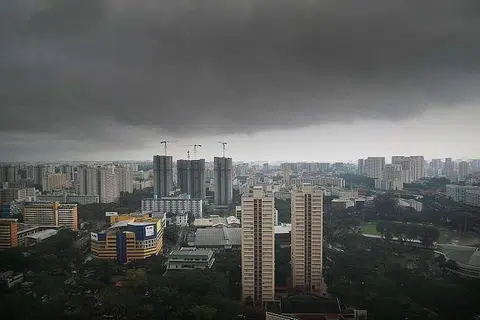 Langit gelap di Toa Payoh pada petang Khamis (27 Okt). Hujan dijangka berterusan hingga akhir bulan ini, dengan lebih banyak hujan sebelum subuh dan pada pagi, 