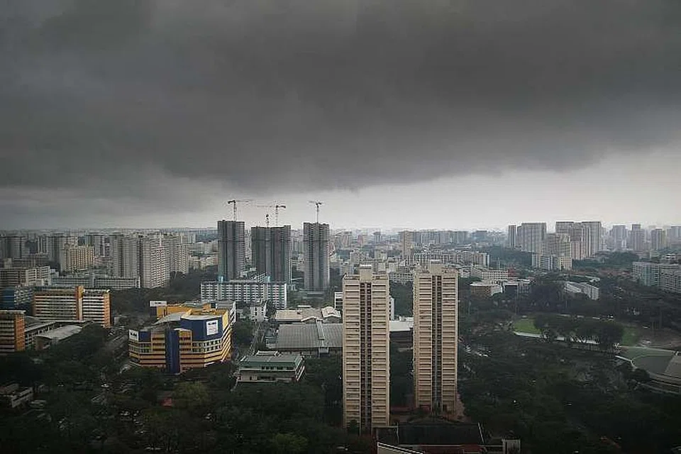 Langit gelap di Toa Payoh pada petang Khamis (27 Okt). Hujan dijangka berterusan hingga akhir bulan ini, dengan lebih banyak hujan sebelum subuh dan pada pagi, 