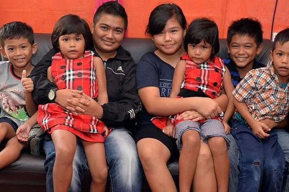 TETAP BAHAGIA: Meskipun serba kekurangan, Cik Noraziah (tiga dari kiri) bersama anak-anaknya (dari kiri) Muhammad Dihairie Nur Aiman, Puteri Farihah Natasya, Nur Farahiah yang memangku Puteri Farisya Nabila, dan Muhammad Danial Sharuddin yang memangku Muhammad Dannie Iskandar, tetap bahagia hidup bersama. Suaminya Encik Muhammad Noor tiada dalam gambar kerana bekerja. - Foto M.O. SALLEH