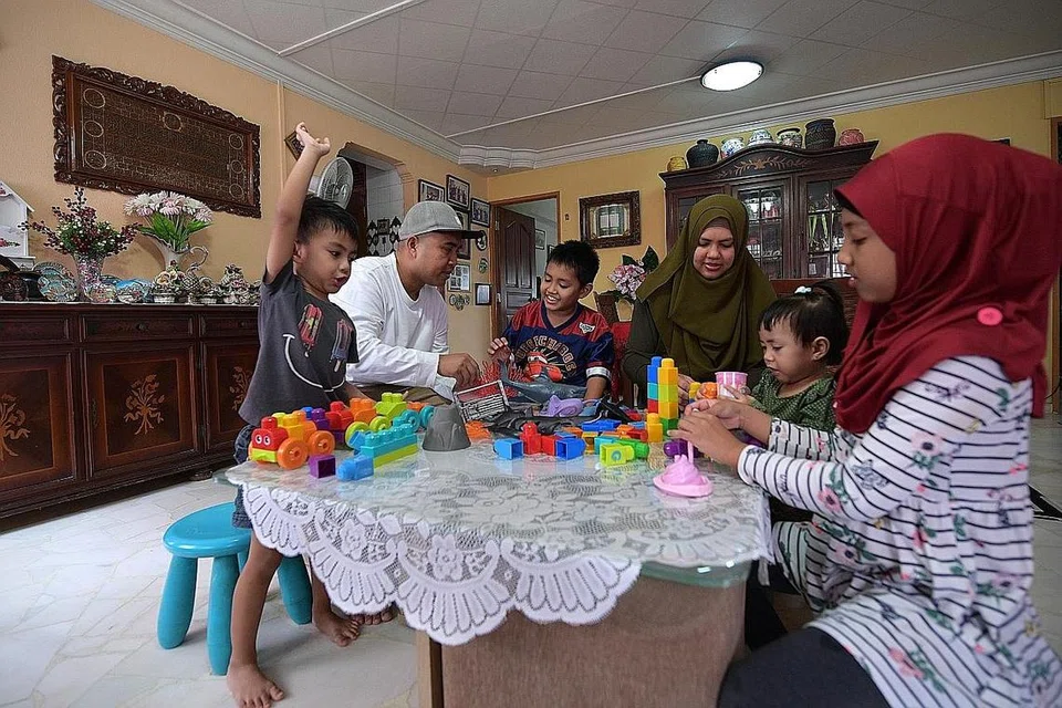 LUANG MASA BERMAIN: Encik Aminurashid dan isteri Cik Norashikin Mustafa, akan pastikan masa bersama anak-anak mereka (dari kanan) Najwa, Medina, Hud dan Ilyasa, diluangkan dengan melakukan aktiviti dan permainan yang seronok tetapi pada masa yang sama mengasah minda anak-anak. - Foto BH oleh NG SOR LUAN