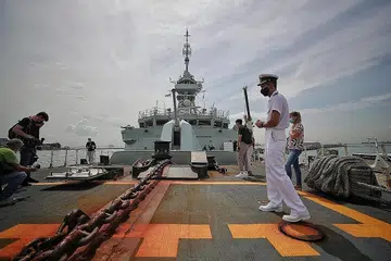 BERLABUH: Kapal perang HMCS Winnipeg akan berlabuh di Pangkalan Tentera Laut Changi selama seminggu untuk kerja-kerja penyelenggaraan. - Foto BH oleh KEVIN LIM