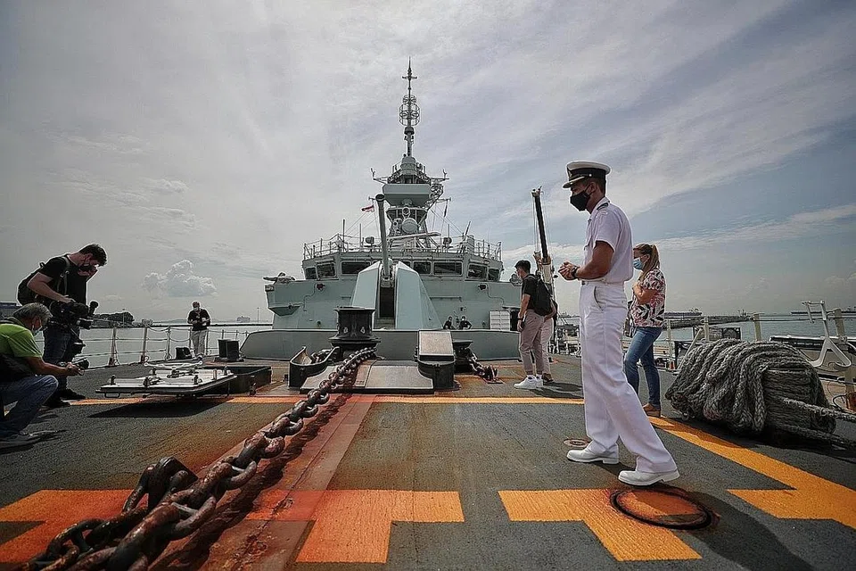 BERLABUH: Kapal perang HMCS Winnipeg akan berlabuh di Pangkalan Tentera Laut Changi selama seminggu untuk kerja-kerja penyelenggaraan. - Foto BH oleh KEVIN LIM