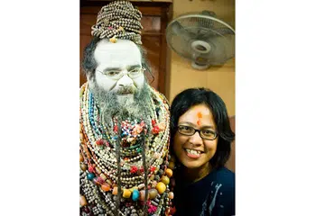 BERANIKAN DIRI: Cik Nadia tidak akan lupa pengalaman menggerunkan tetapi membuka mata ketika menetap di pondok pertapaan Lali Baba, 'orang alim' yang dikatakan makan orang demi penyucian di Varanasi, India. - Foto ihsan NADIA KAMIL