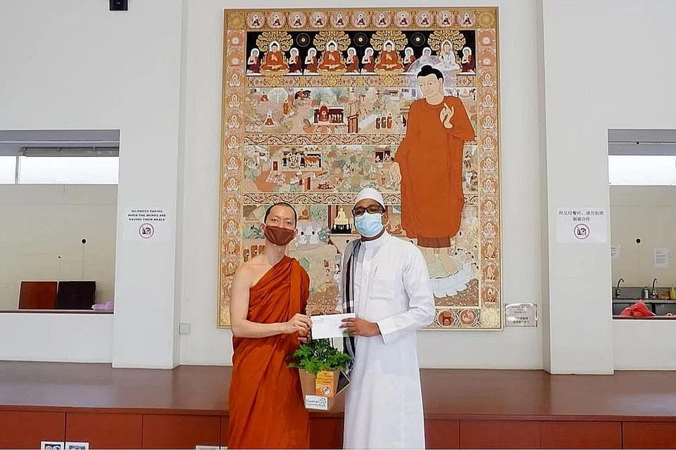 Ustaz Dr Leyaket Ali Mohamed Omar (gambar, kanan) - Foto ihsan USTAZ DR LEYAKET ALI 