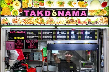 Pemilik TAKDeNAMA, Encik Noorham Noordin, membersihkan gerainya pada 31 Oktober, sebagai persiapan untuk menerima pelanggan semula pada 1 November, tiga bulan selepas Pusat Makanan dan Pasar Geylang Serai ditutup bagi dinaik taraf. 