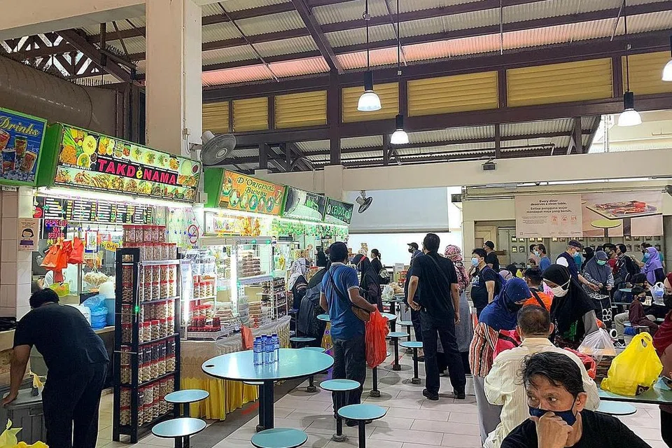 MANISAN BERBUKA: Orang ramai beratur di gerai menjual cendol (paling kanan) yang tidak asing lagi di pusat makan Geylang Serai. Selain cendol, makanan tradisional lain yang terdapat di pusat makan tersebut laris dijual, dijadikan hidangan berbuka puasa bersama keluarga. - Foto BH oleh ZULAIQAH ABDUL RAHIM 
