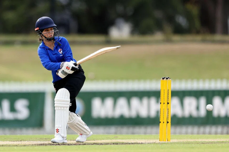 Salah seorang pemain pasukan kriket wanita Afghanistan berlatih membuat pukulan sebelum menentang pasukan Cricket Without Borders di Melbourne, Australia, pada 30 Januari. 