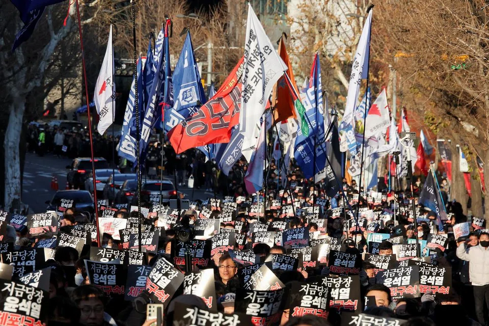 Penunjuk perasaan anti-Yoon berarak menuju ke kediaman rasmi bekas Presiden Korea Selatan, Yoon Suk Yeol, pada 3 Januari 2025. Perarakan ini berlaku selepas pihak penyiasat gagal melaksanakan waran tangkap terhadap Yoon, menurut Pejabat Siasatan Rasuah Pegawai Tertinggi (CIO).