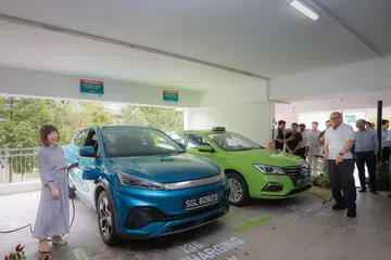 MENGECAS EV: Dr Khor (kiri) dan Encik Iswaran (baju putih) melancarkan stesen pengecasan kenderaan elektrik (EV) ChargEco di tempat letak kereta Blok 81 Telok Blangah Drive. 