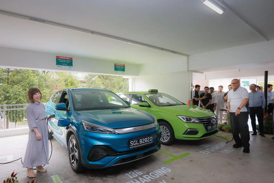 MENGECAS EV: Dr Khor (kiri) dan Encik Iswaran (baju putih) melancarkan stesen pengecasan kenderaan elektrik (EV) ChargEco di tempat letak kereta Blok 81 Telok Blangah Drive. 