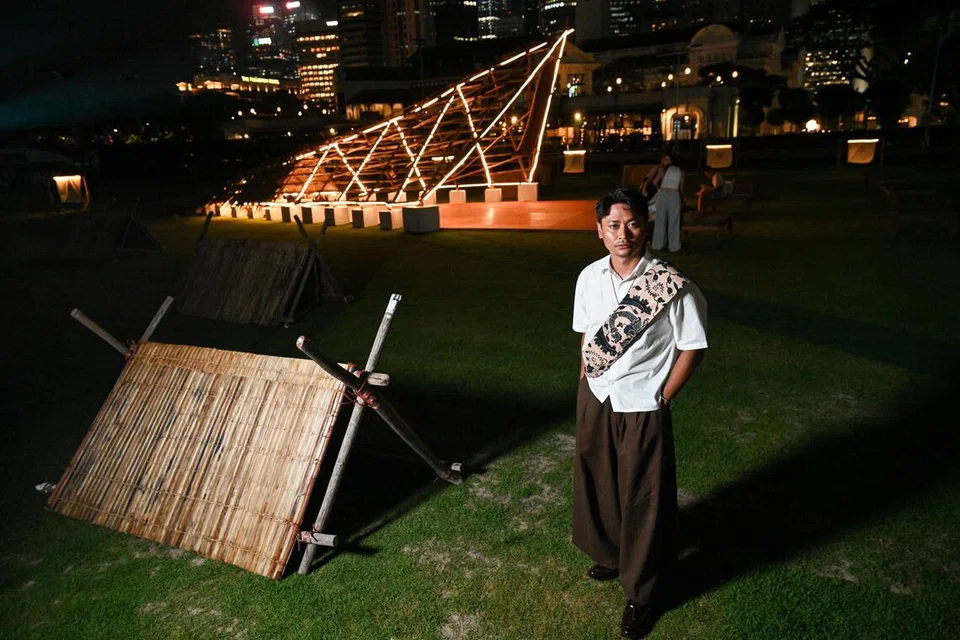 Encik Mohamed Firdaus Mohamed Sani, keturunan Orang Laut generasi keempat mempamerkan seni pemasangan tiga bahagian dalam festival ‘Light to Night Singapore 2026’. Seni pemasangan beliau mencerminkan sejarah dan warisan Orang Laut di Singapura yang hampir pupus ditelan zaman.
