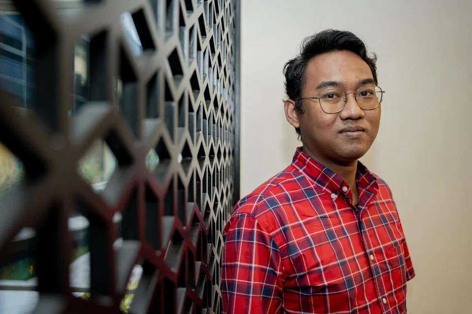 Encik Danial Iskandar mengakui bahawa kisah permulaannya mengambil dadah hampir serupa dengan Encik Muhammad Aqil, iaitu melalui pergaulan bersama sekumpulan rakannya. Perasaan ingin tahu membuak-buak dalam dirinya sehingga rakannya memberikannya untuk mencuba.