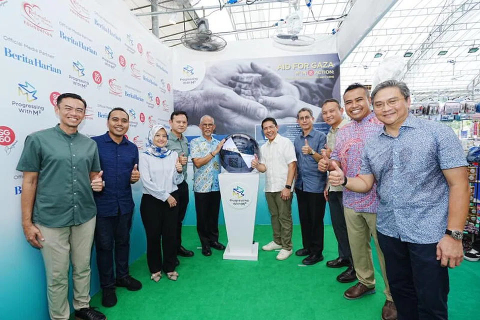 Encik Masagos Zulkifli Masagos Mohamad (lima dari kiri) melancarkan inisiatif projek pengumpulan dana ‘Tindakan SG60 M³: Menghubung, Menyumbang & Mengambil Berat - Bantuan bagi Gaza’ di Bazar Raya di Wisma Geylang Serai pada 1 Mac. Turut serta pada pelancaran tersebut ialah (dari kiri) Dr Wan Rizal Wan Zakariah, Encik Zhulkarnain Abdul Rahim, Cik Rahayu Mahzam, Encik Zaqy Mohamad, Dr Maliki Osman, Dr Faishal Ibrahim, Encik Mohd Fahmi Aliman, Encik Sharael Taha dan Encik Saktiandi Supaat.