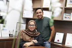 KORBAN MASA, WANG DAN TENAGA: Selain membelanjakan lebih $24,000 untuk membantu pekerja asing, Encik Kabir dan isteri Cik Nuriya juga berkorban masa dan tenaga dalam menyediakan barangan bantuan dan menghantarkannya ke dormitori pekerja asing. - Foto BM oleh TIMOTHY DAVID