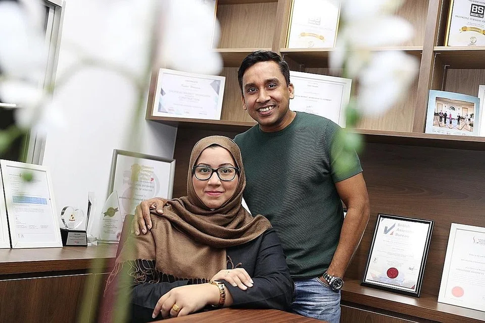 KORBAN MASA, WANG DAN TENAGA: Selain membelanjakan lebih $24,000 untuk membantu pekerja asing, Encik Kabir dan isteri Cik Nuriya juga berkorban masa dan tenaga dalam menyediakan barangan bantuan dan menghantarkannya ke dormitori pekerja asing. - Foto BM oleh TIMOTHY DAVID