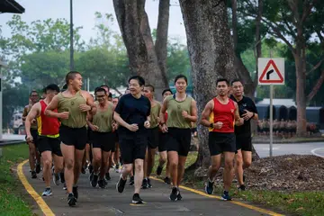 Perdana Menteri, Encik Lawrence Wong berlari bersama rekrut Angkatan Bersenjata Singapura (SAF) di Pusat Latihan Asas Tentera (BMTC) di Tekong pada 27 Ogos. Mengiringi beliau ialah Komander BMTC, Kolonel Muhammad Helmi Khaswan