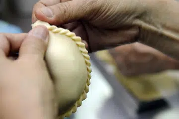 Gambaran seorang isteri sedang menyiapkan epok-epok untuk menambah pendapatan keluarga (gambar hiasan)