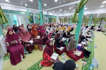 Bersama peserta dan pembaca Al-Quran daripada Nur Al-Quran Singapura, yang memeriahkan acara khatam Al-Quran yang berlangsung di Masjid Hussain Sulaiman di Pasir Panjang Road pada 15 Disember.
