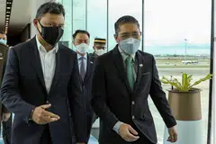 LAWATAN RASMI: Dr Maliki (kanan) menyambut ketibaan Putera Mahkota Brunei yang juga Menteri Kanan di Pejabat Perdana Menteri Brunei, Putera Al-Muhtadee Billah, yang tiba di Singapura semalam. - Foto FACEBOOK DR MALIKI OSMAN