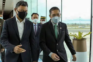 LAWATAN RASMI: Dr Maliki (kanan) menyambut ketibaan Putera Mahkota Brunei yang juga Menteri Kanan di Pejabat Perdana Menteri Brunei, Putera Al-Muhtadee Billah, yang tiba di Singapura semalam. - Foto FACEBOOK DR MALIKI OSMAN