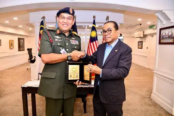 Menteri Pertahanan, Datuk Seri Mohamed Khaled Nordin (kanan), bersama Panglima Angkatan Tentera Malaysia, Jeneral Tan Sri Mohammad Ab Rahman.